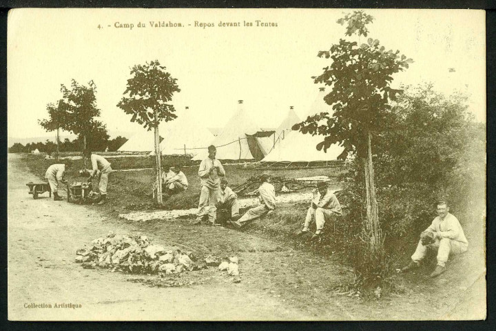 Le camp, repos devant les tentes