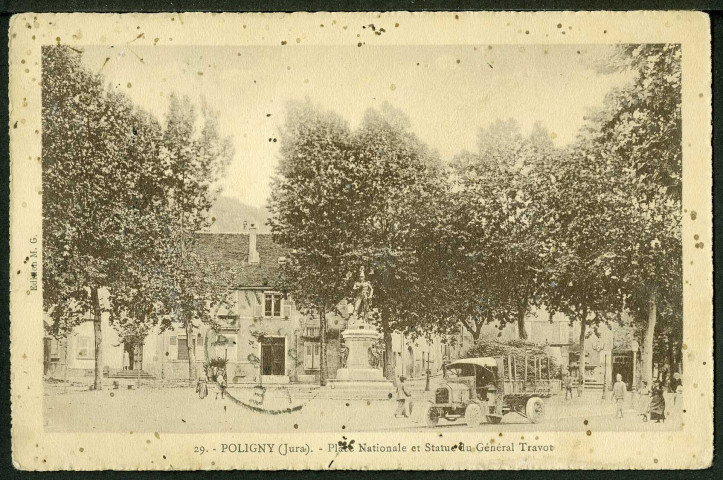 Place Nationale et statue du général Travot