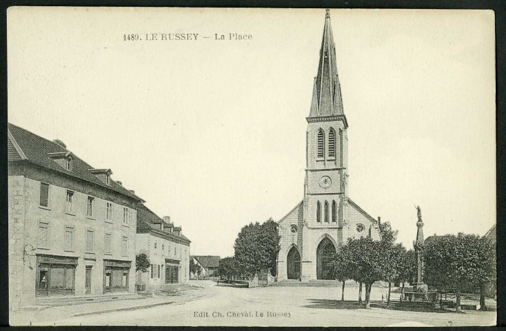La place centrale et l'église