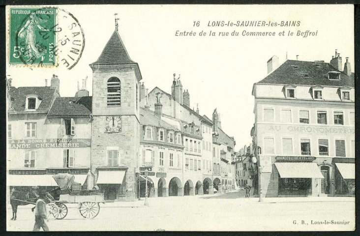 Entrée de la rue du Commerce et le beffroi