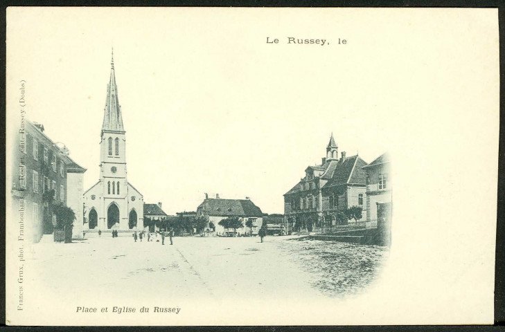 La place centrale et l'église