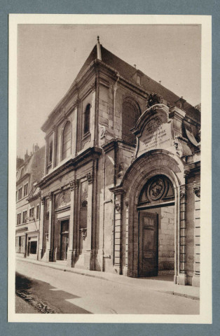 La façade de la chapelle et la grande entrée