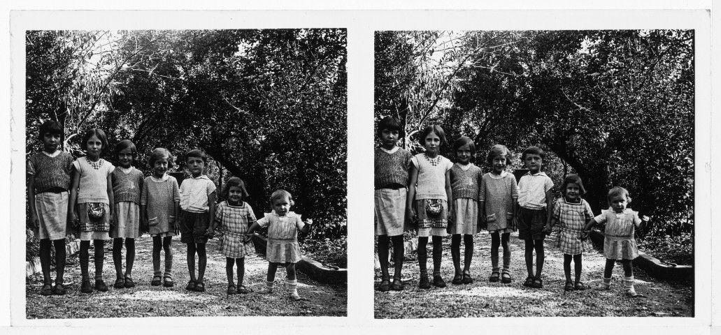 Les enfants dans l'allée par ordre d'âge
