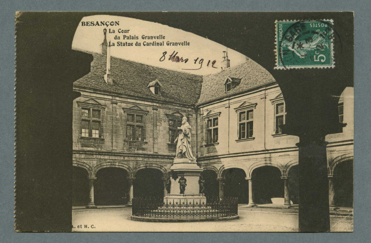 La cour du palais Granvelle. La statue du Cardinal Granvelle