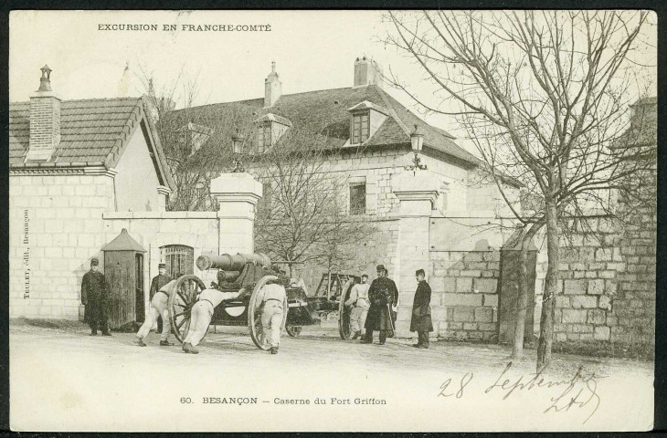 Porte d'entrée du fort Griffon, avec pièce d'artillerie