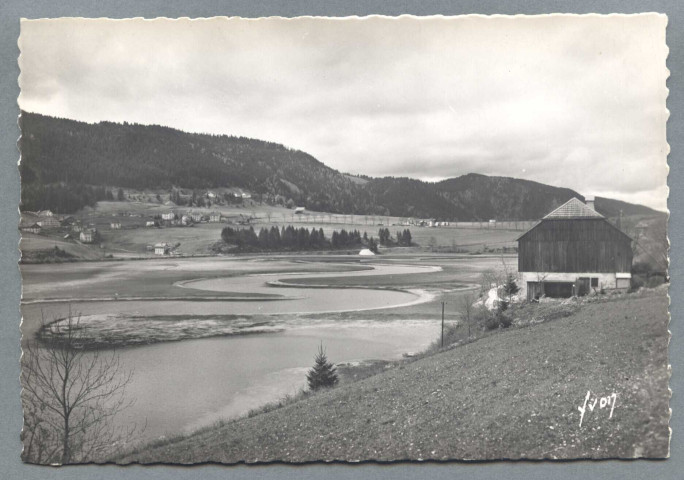 Les méandres du Doubs et le hameau des Bassots