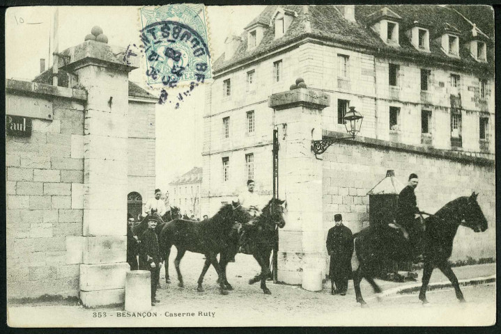 Vue de l'entrée de la caserne Ruty, rue Sarrail