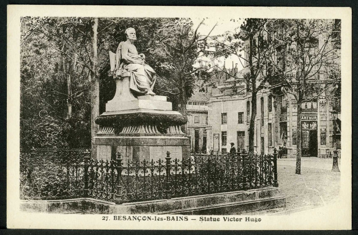 Vue de la statue Victor Hugo