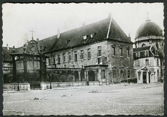 La grille et la chapelle