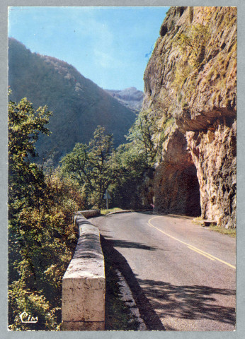 Vallée de la Loue - La route en corniche près de Mouthier