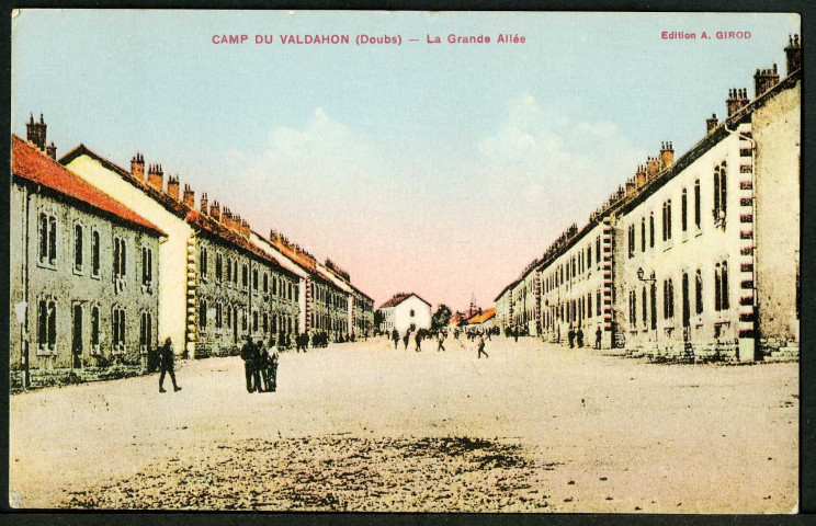 Entrée principale du camp, la grande allée