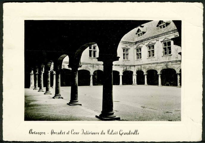 Les arcades et cour intérieur du palais Granvelle