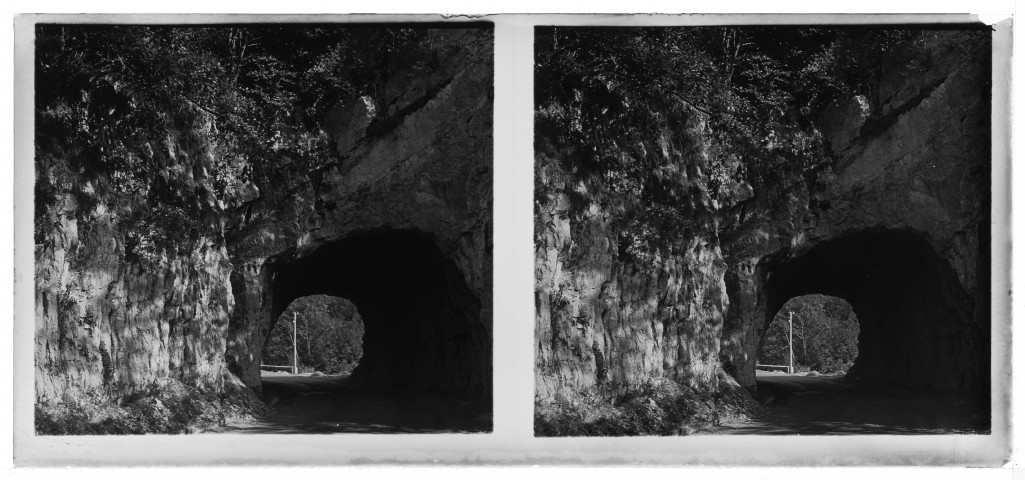 Vallée de la Loue : route de Mouthier, tunnel rocheux