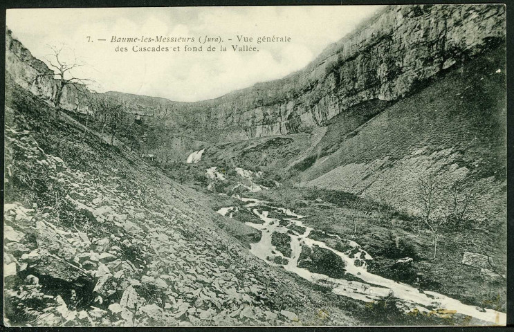 Vue générale des cascades et fond de la vallée