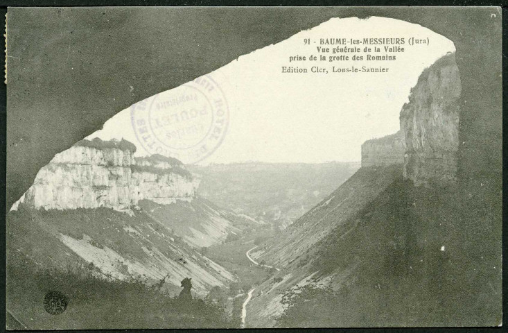 Vue générale de la vallée prise de la grotte des Romains