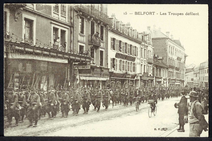 Les troupes défilent