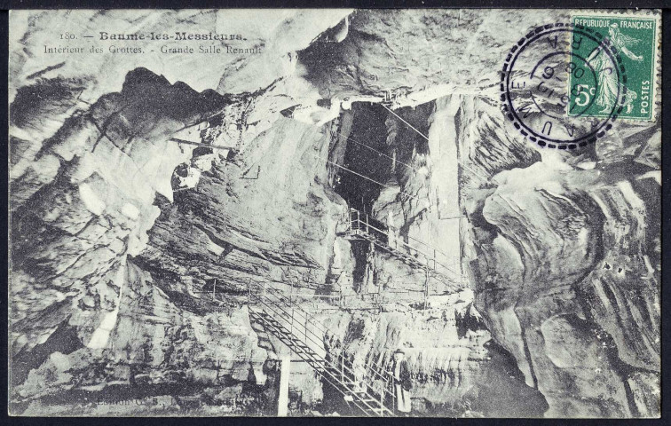 Intérieur des grottes, la grande salle Renault