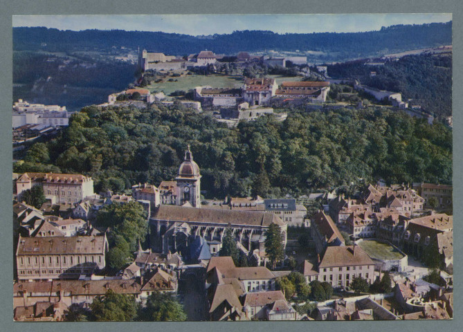 Porte Noire. Cathédrale Saint-Jean et citadelle