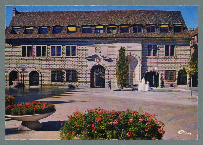 Place du 8 septembre. Hôtel de ville