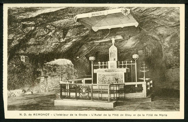 Intérieur de la grotte, autel de la Pitié de Dieu et de la Pitié de Marie