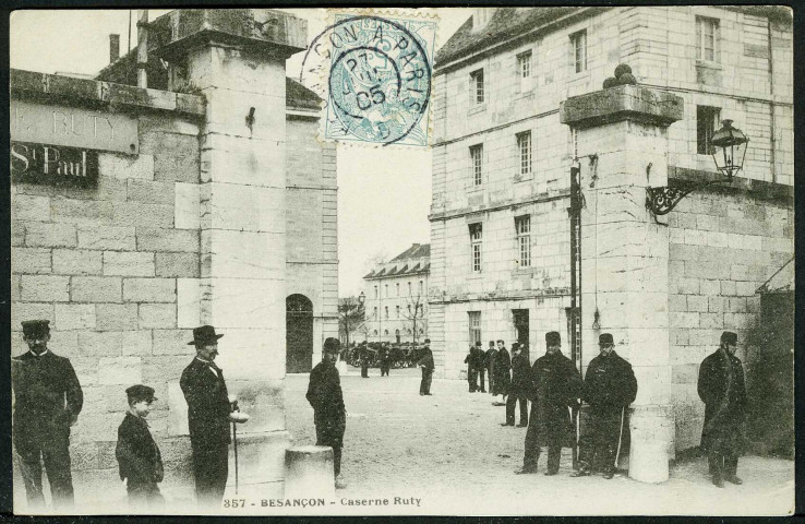 Vue de l'entrée de la caserne Ruty, rue Sarrail