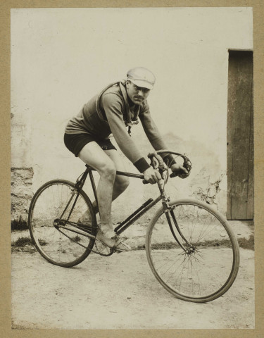 Eugène Dhers posant sur sa bicyclette