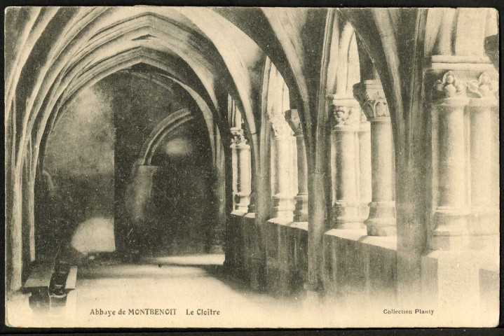 Vue du promenoir du cloître