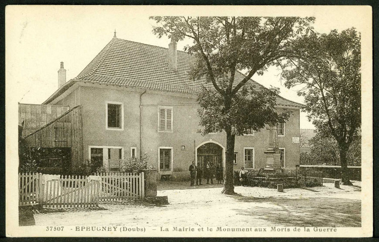 La mairie et le monument aux morts