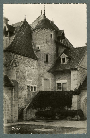 Une tour à l'intérieur du château de Bournel