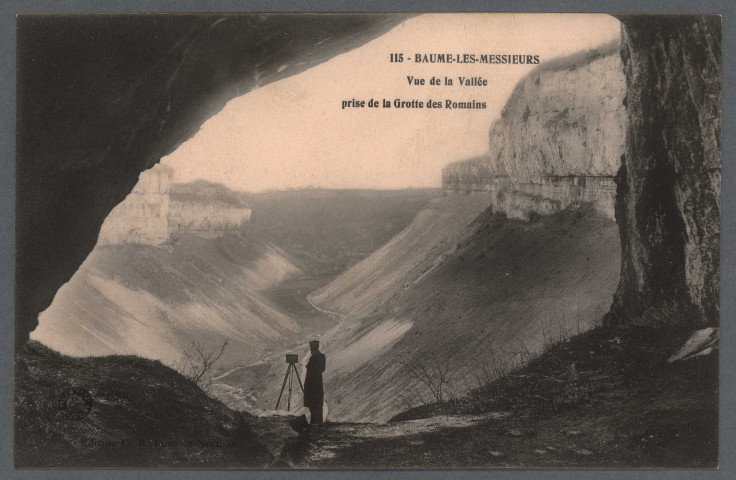 Vue de la vallée prise de la grotte des Romains