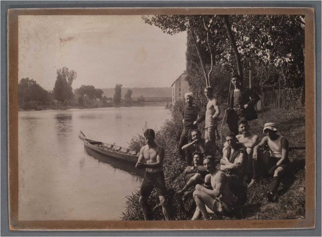 Baigneurs sur les bords du Doubs à Avanne