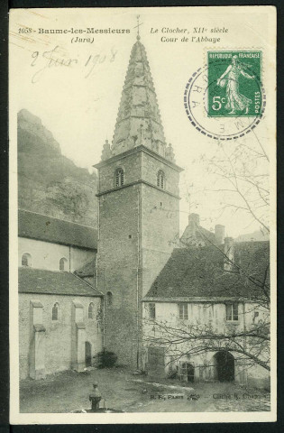 Le clocher, la cour de l'abbaye