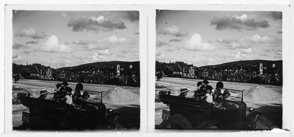 Les glacis : travaux d'aménagement, en voiture (Oncle Maurice, Mamy Geo, Tante Marcelle, Suzon, Marguerite, Marie-Louise et Geo