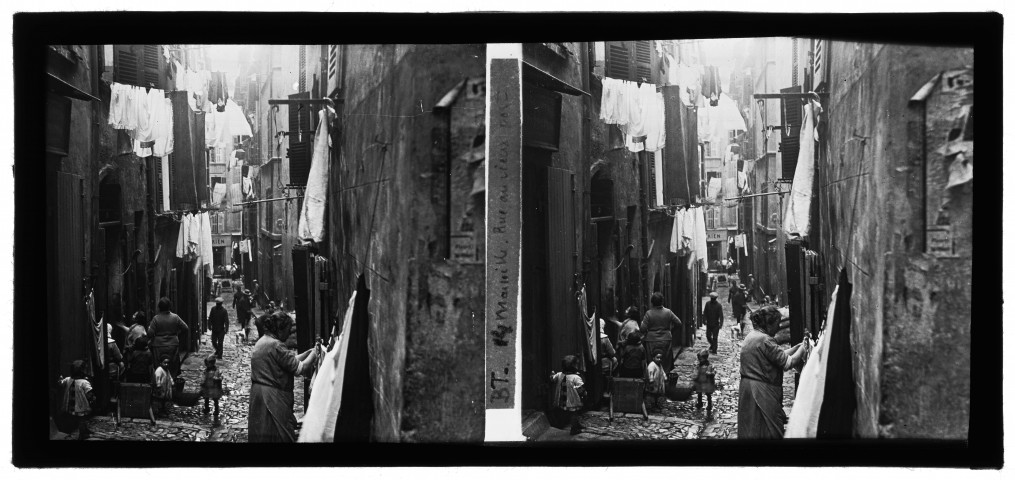 Linge aux fenêtres rue du vieux port
