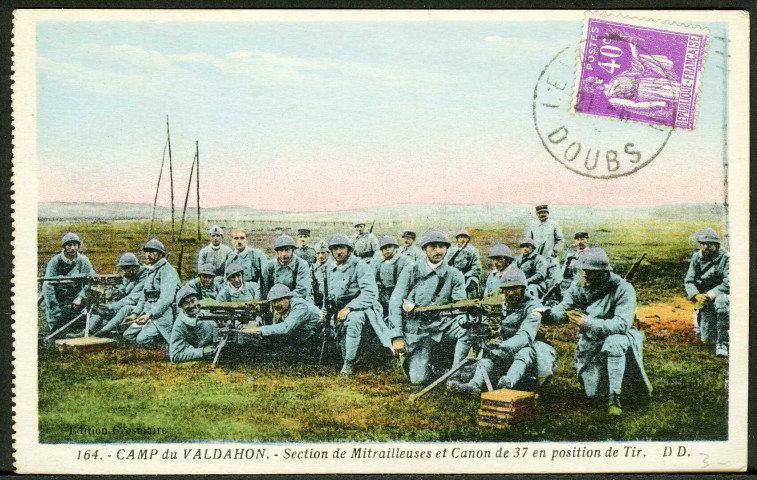 Section de mitrailleuses et canon de 37 en position de tir