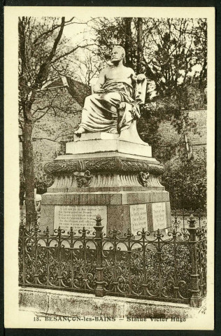 Vue de la statue Victor Hugo