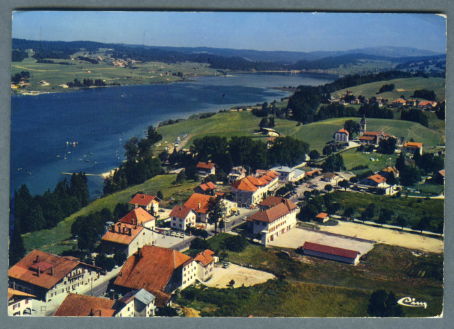 Vue générale aérienne et le lac