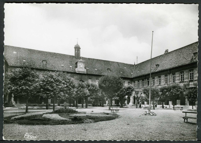 Cour d'honneur de l'hôpital
