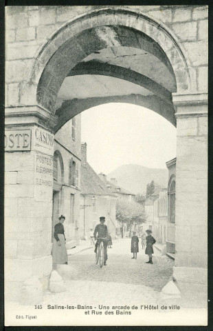 Une arcade de l'Hôtel de Ville et rue des Bains