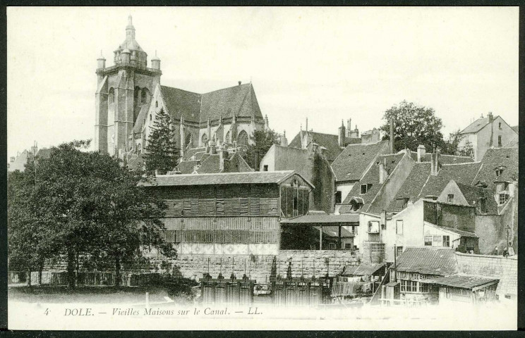 Vieilles maisons sur le canal