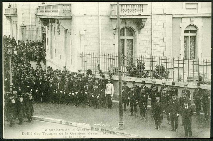 Défilé des troupes de la garnison devant M. Etienne