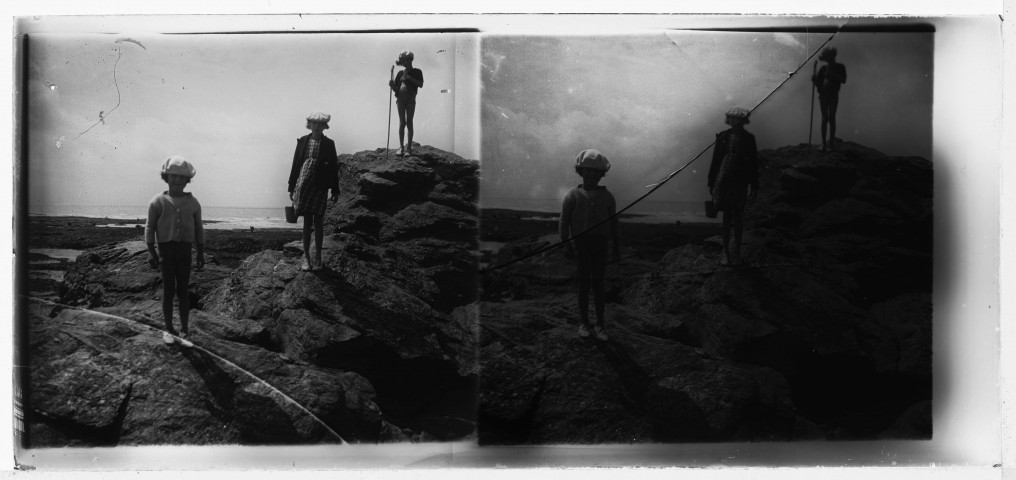Les filles Duvernoy dans les rochers à la Roselière