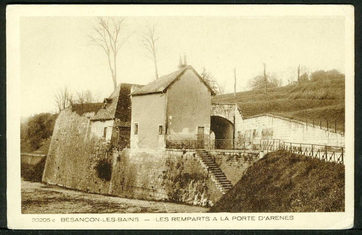 Les remparts à la porte d'Arènes