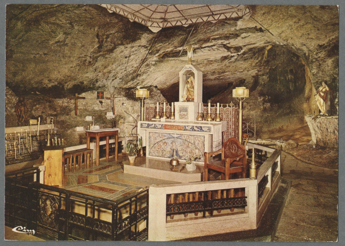 Intérieur de la grotte-chapelle Autel de la Pitié de Marie