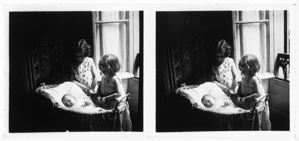 Marguerite et Marie-Louise regardent Denise dans son berceau.