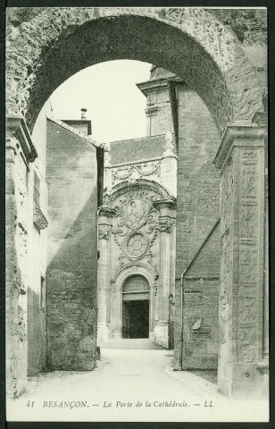 La porte de la cathédrale