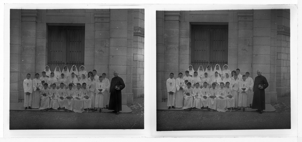 Profession de foi de Gilles, groupe devant l'église