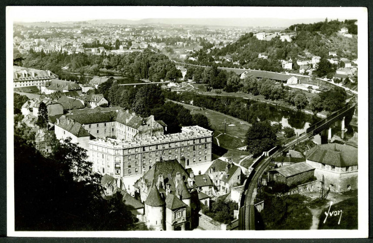 Panorama depuis la citadelle, au premier plan la porte Rivotte