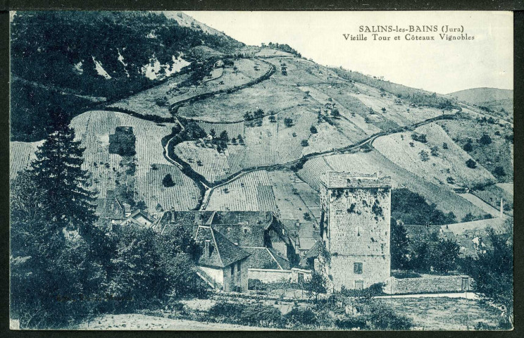 Vieille tour et coteaux vignobles