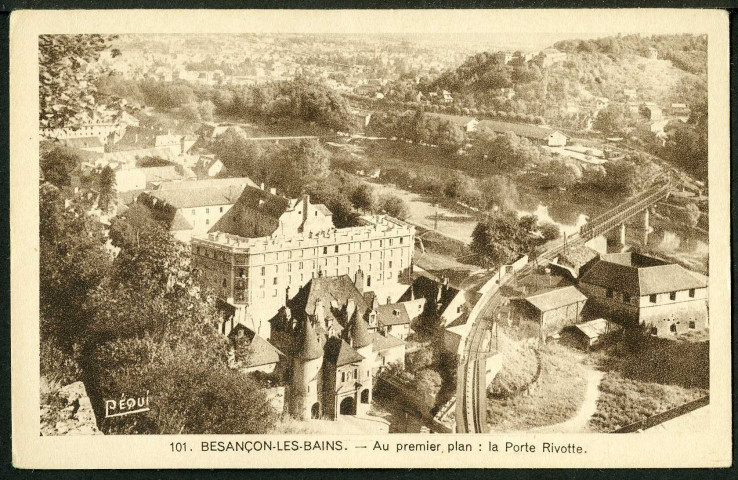Panorama depuis la citadelle, au premier plan la porte Rivotte